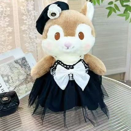 Peluche ardilla con boina negra y vestido de moño